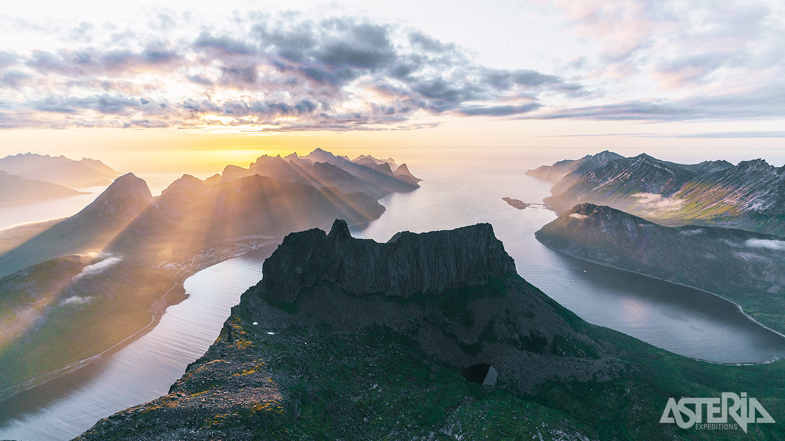 De buitengewone landschappen van Senja worden gekenmerkt door diepe fjorden en spitse rotsformaties