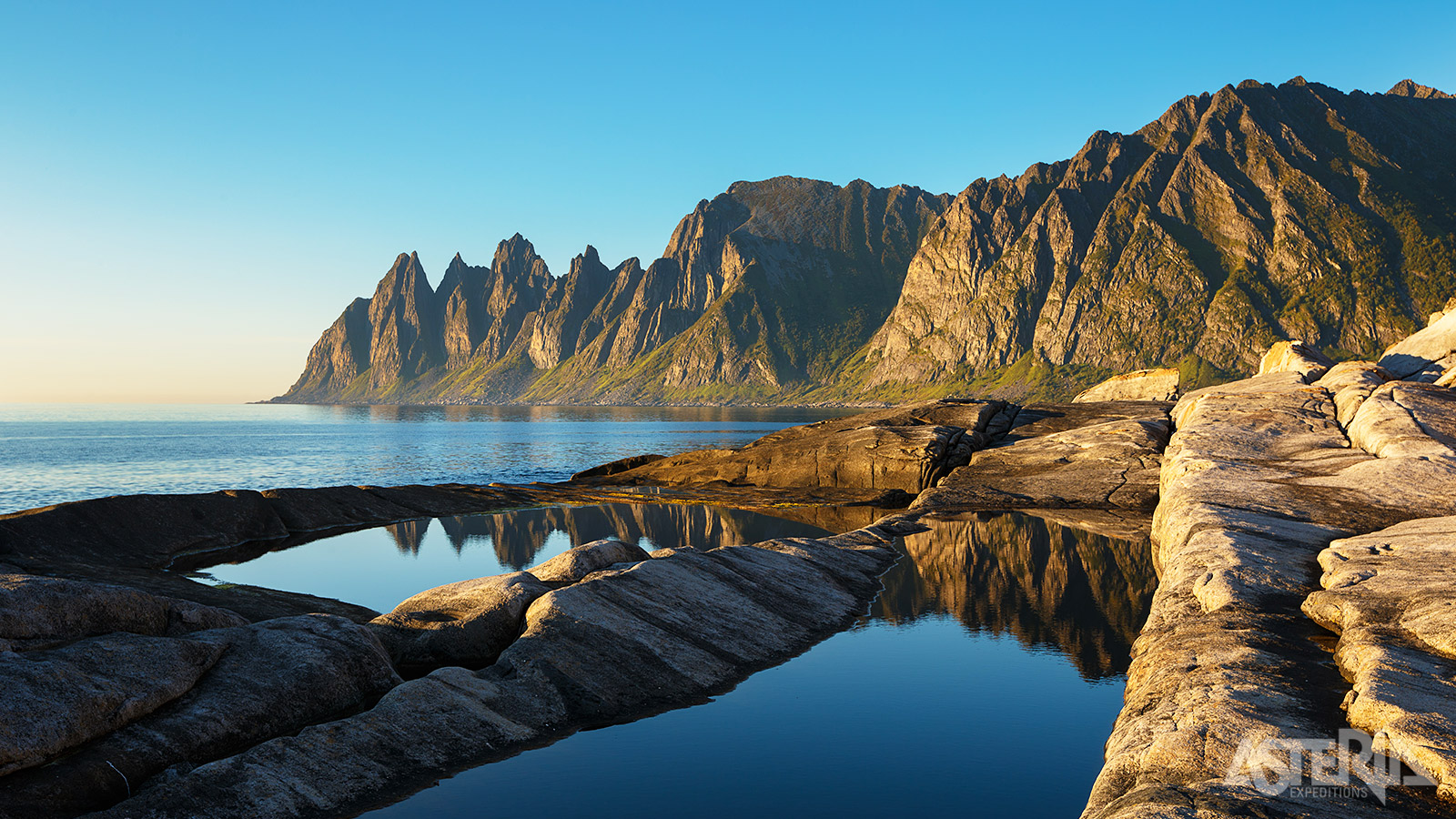 De buitengewone landschappen van Senja worden gekenmerkt door diepe fjorden en spitse rotsformaties