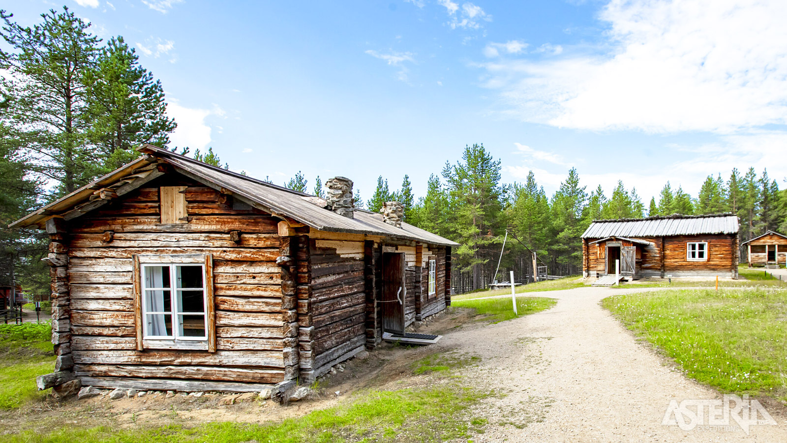 Het open-lucht gedeelte omvat zo’n 50 gebouwen zoals traditionele woningen, opslagplaatsen, jachthutten...