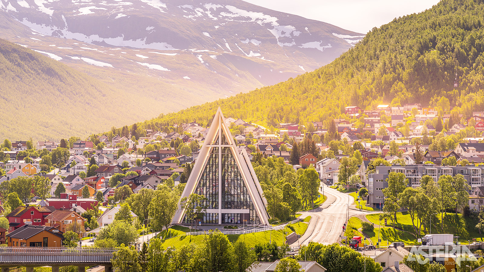 De iconische Arctische Kathedraal van Tromsø werd ontworpen door Jan Inge Hovig