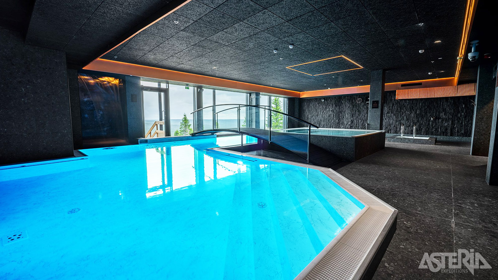 Ontspan in het zwembad, een sauna of een bubbelbad van de Arctic Spa na een dag vol avontuur