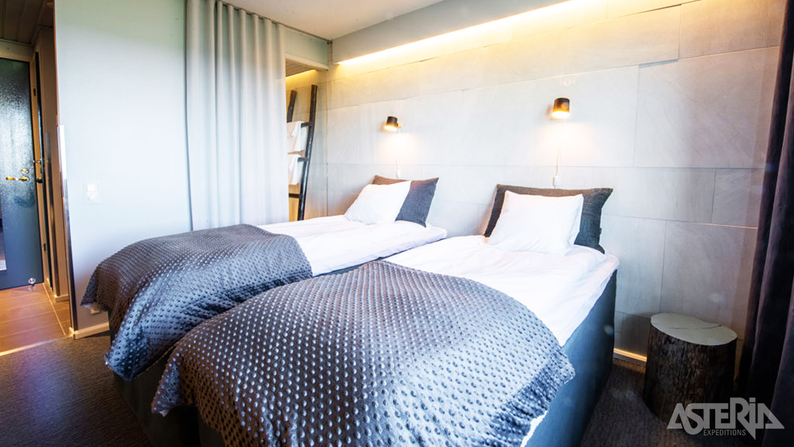 De comfortabele hotelkamers bieden uitzicht over de besneeuwde heuvels