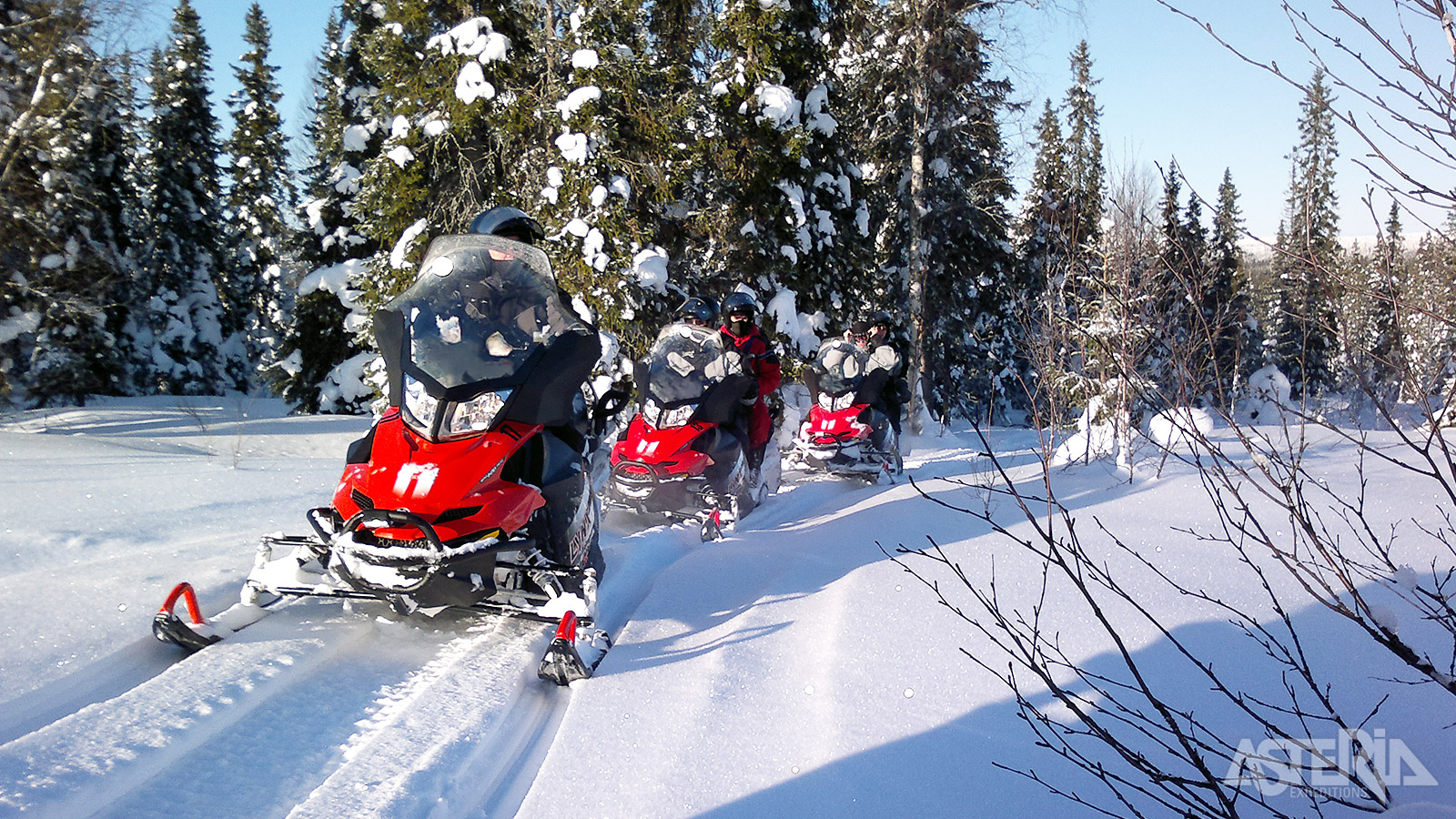 Vanuit het hotel vertrekken sneeuwscootersafari’s die je meenemen door de besneeuwde bossen, over heuvels en langs bevroren meren