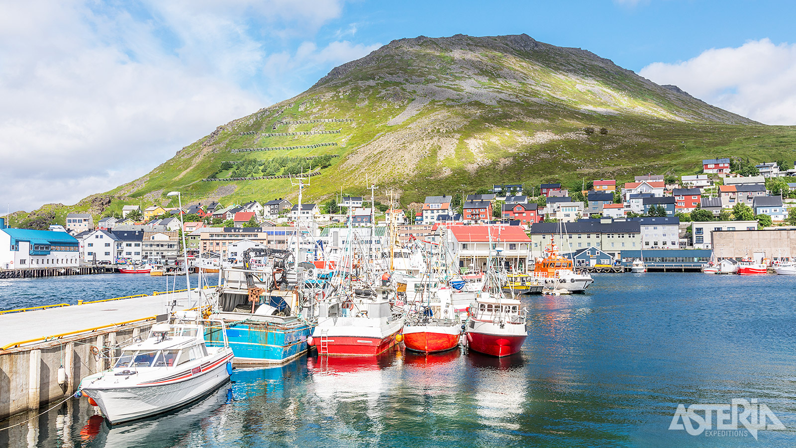 Honningsvåg ligt aan de Porsangerfjord en biedt een charmante mix van arctische natuur en visserscultuur