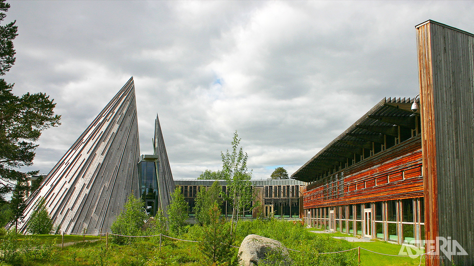 In Karasjok kun je een bezoek brengen aan het Sámi Parlement