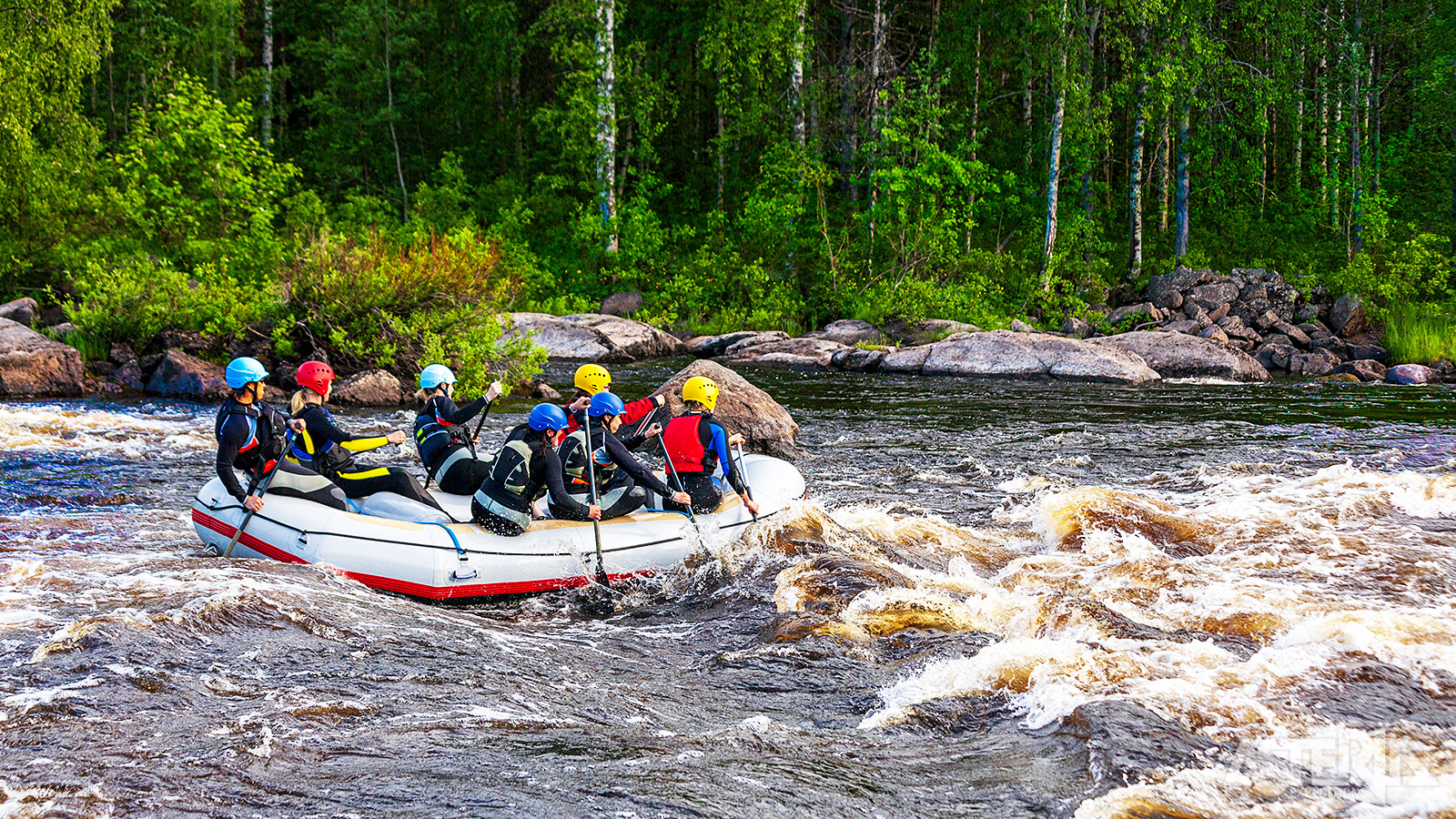 Muonio ligt aan de Muoniojoki en biedt tal van excursiemogelijkheden zoals kanotochten en rafting