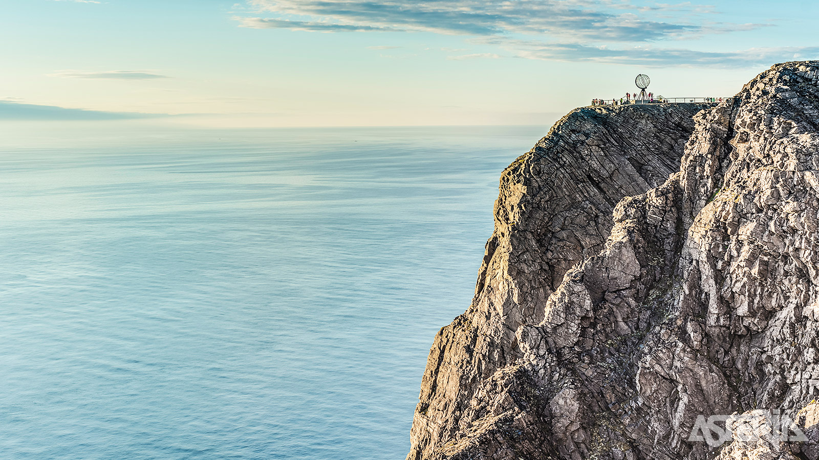 De Noordkaap, gelegen op 71°10’21” NB, is het iconische symbool van het Hoge Noorden