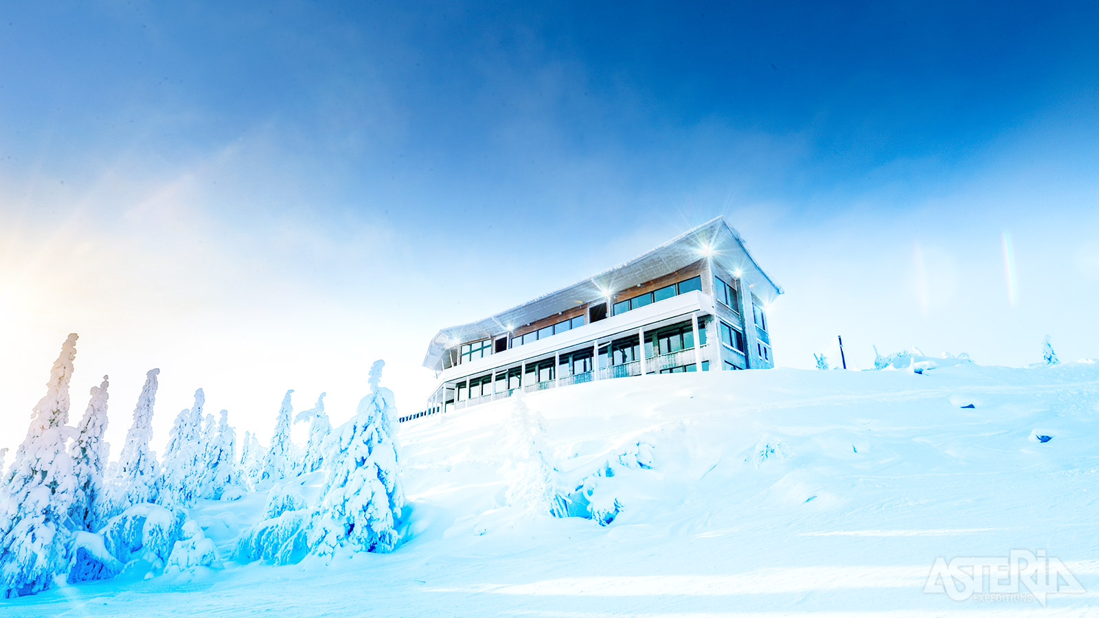 De hotelkamers en Aurora View Suites bevinden zich in het hoofdgebouw op de zuidelijkste heuvel of ‘fjell’ van Fins Lapland