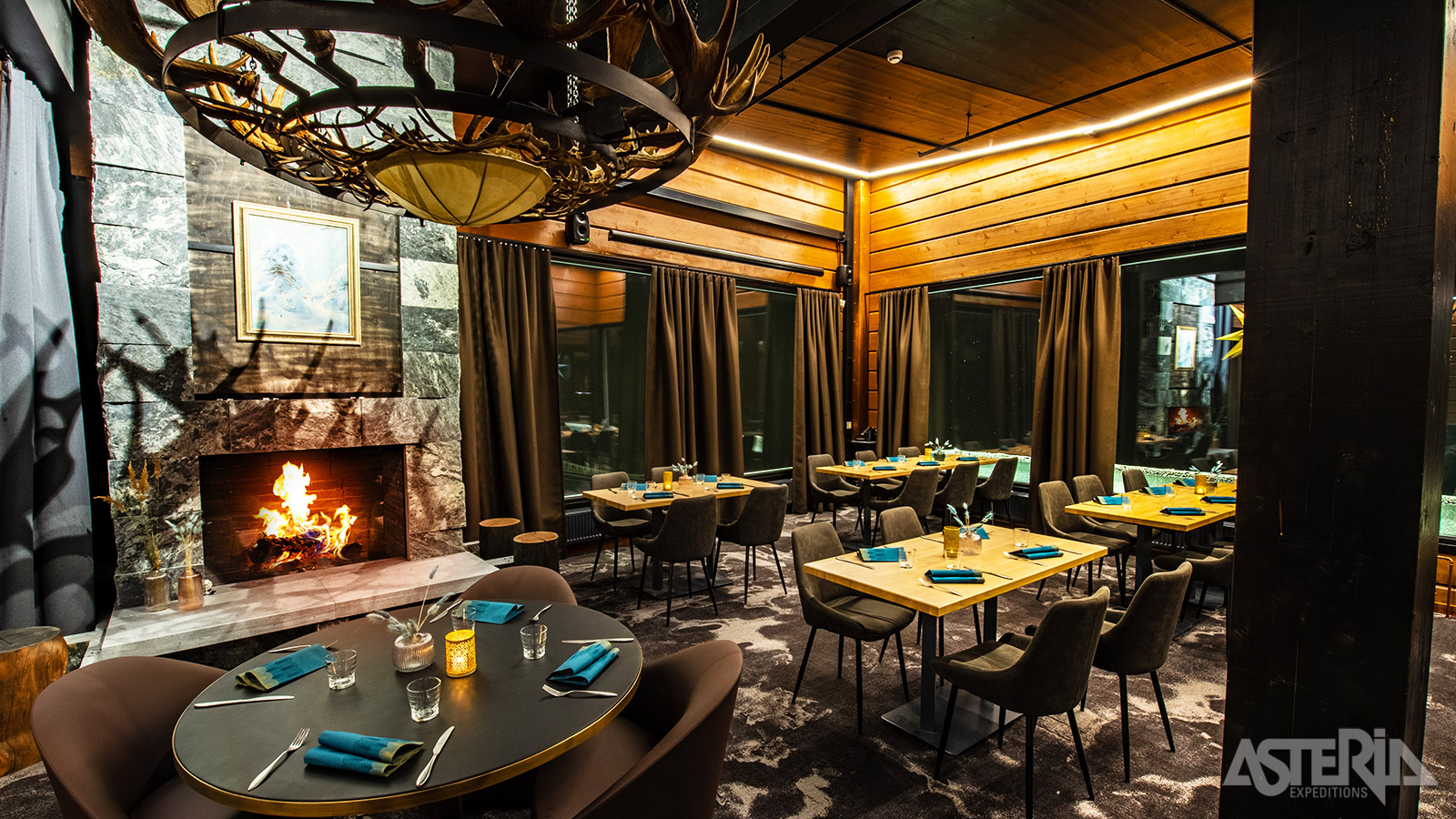 In het panoramisch restaurant wordt ’s morgens het ontbijtbuffet geserveerd en kan je ’s avonds terecht voor het diner