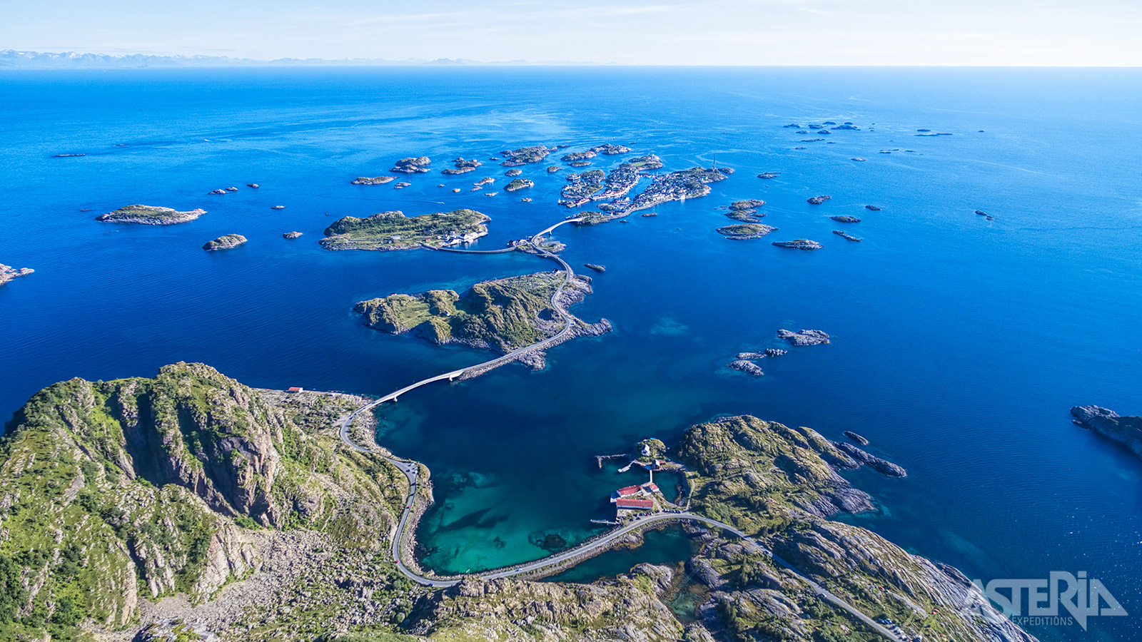 Henningsvær, ’Venetië van het Noorden’, is met zijn vele kleine eilandjes beslist een stop waard