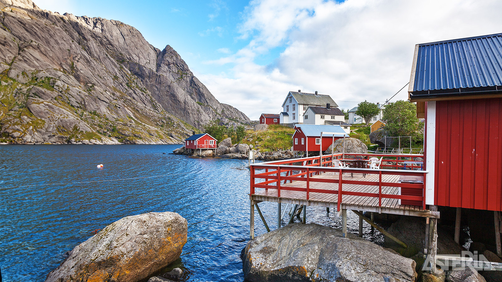 Je logeert in een typisch houten vissershuisje of rorbue nabij het water