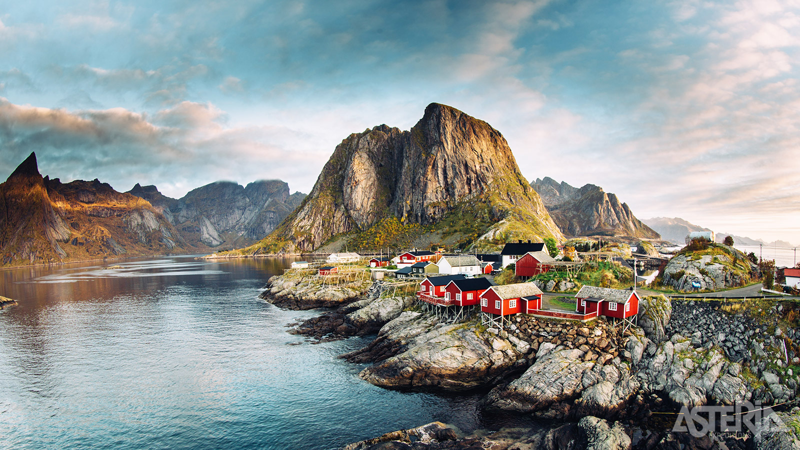De houten huisjes werden fel rood geverfd, omdat rode verf oorspronkelijk het goedkoopst was