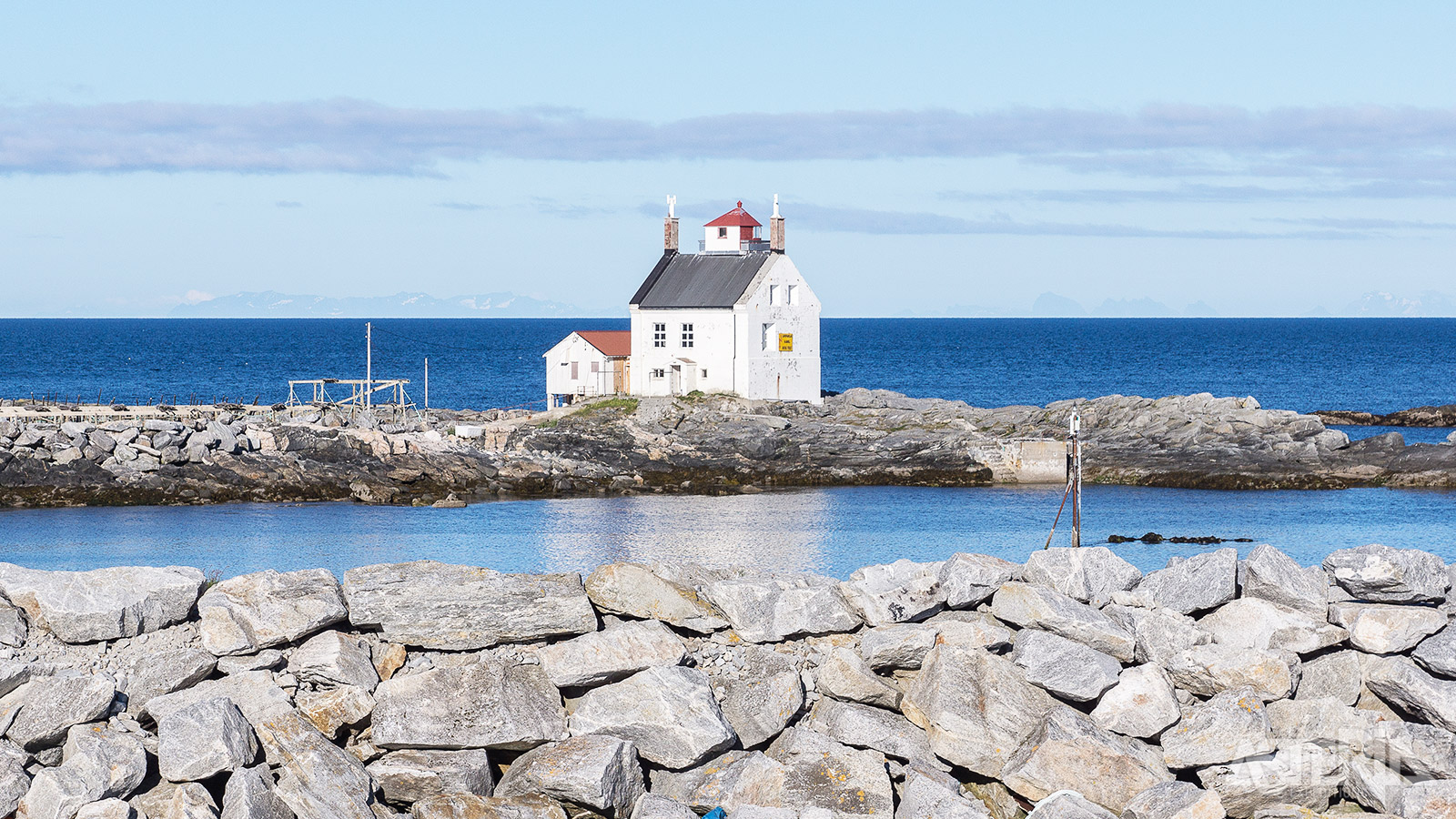 De oude vuurtoren in Værøy