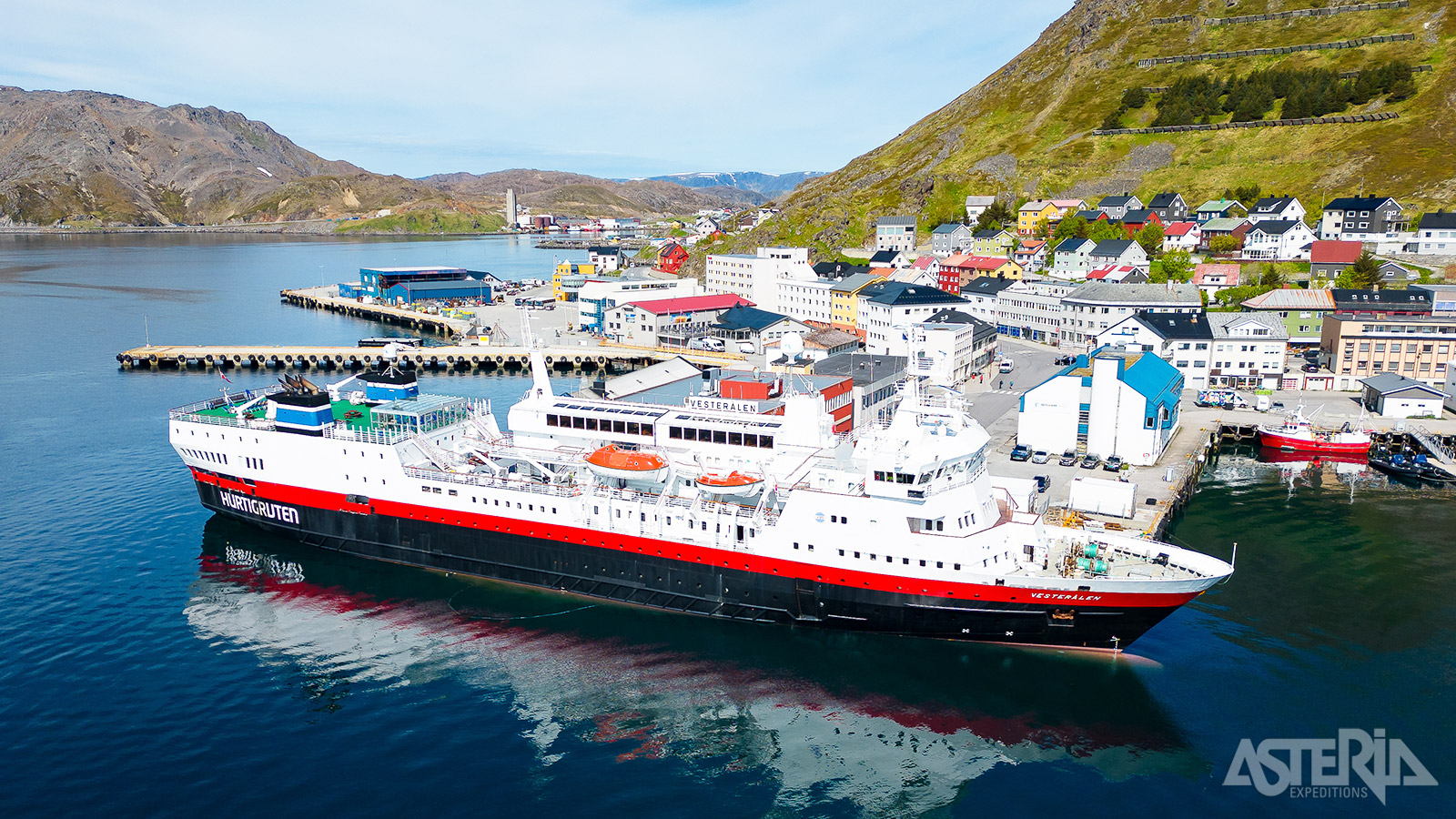De Hurtigruten legt aan in één van de meest noordelijke stadjes van Noorwegen, Honningsvåg