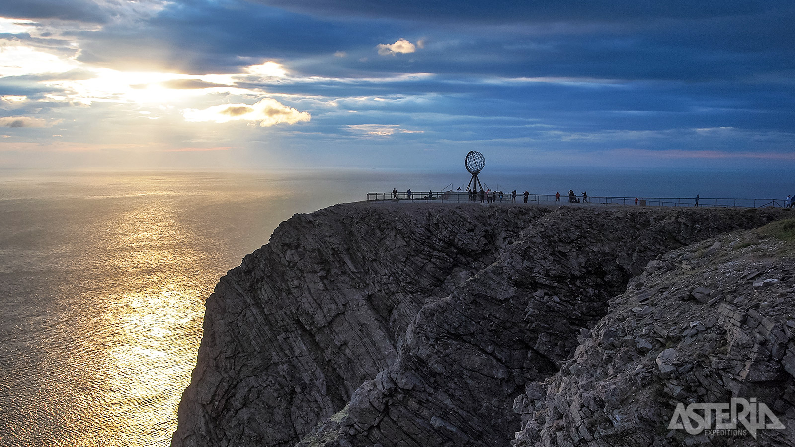 De Noordkaap bevindt zich op 307m boven zeeniveau, met een spectaculair zicht over de oceaan