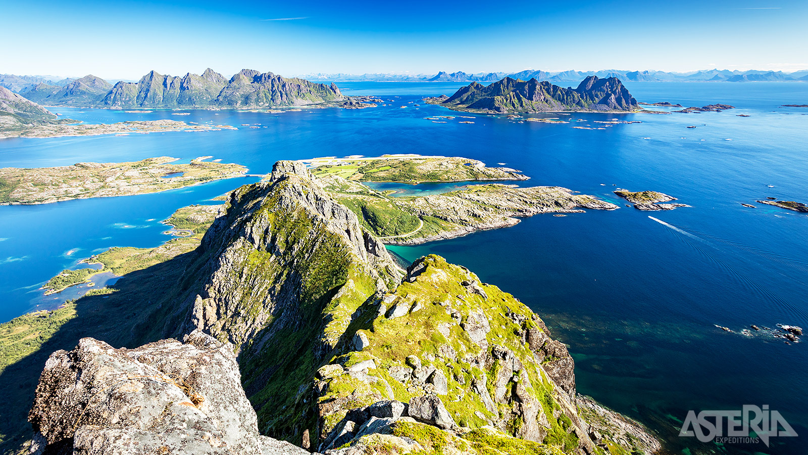 De eilanden zijn beroemd om hun dramatische bergpieken, smalle fjorden en kristalhelder water