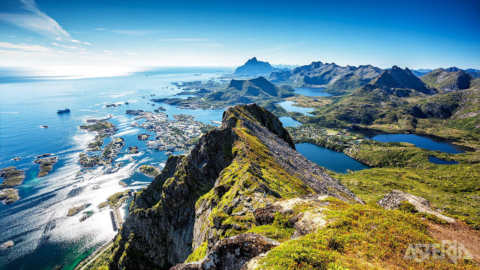 Svolvær ligt schilderachtig aan het water, omringd door steile bergen en fjorden