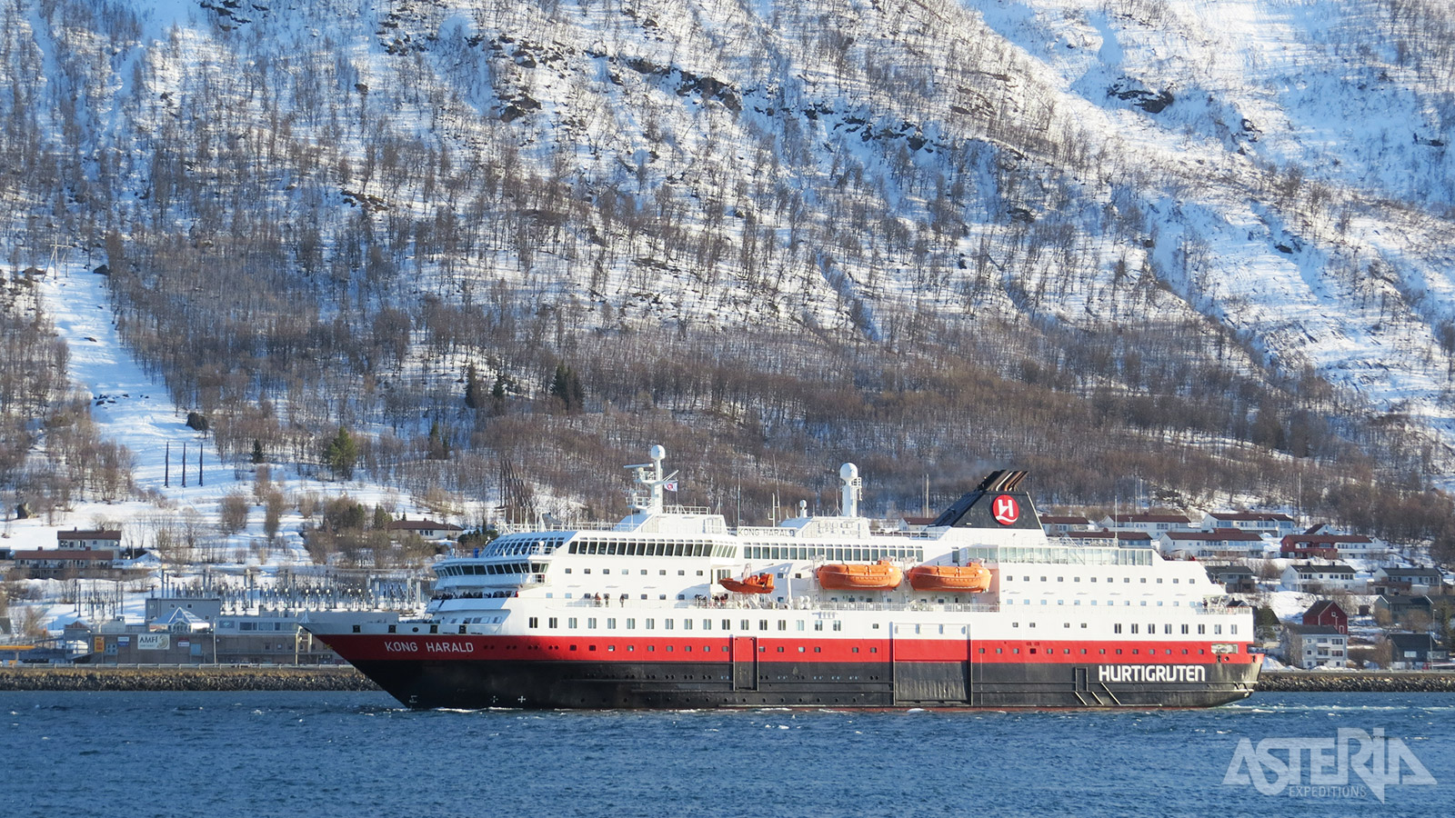 Stap aan boord van een Hurtigruten-schip voor een cruise van Svolvær naar Tromsø
