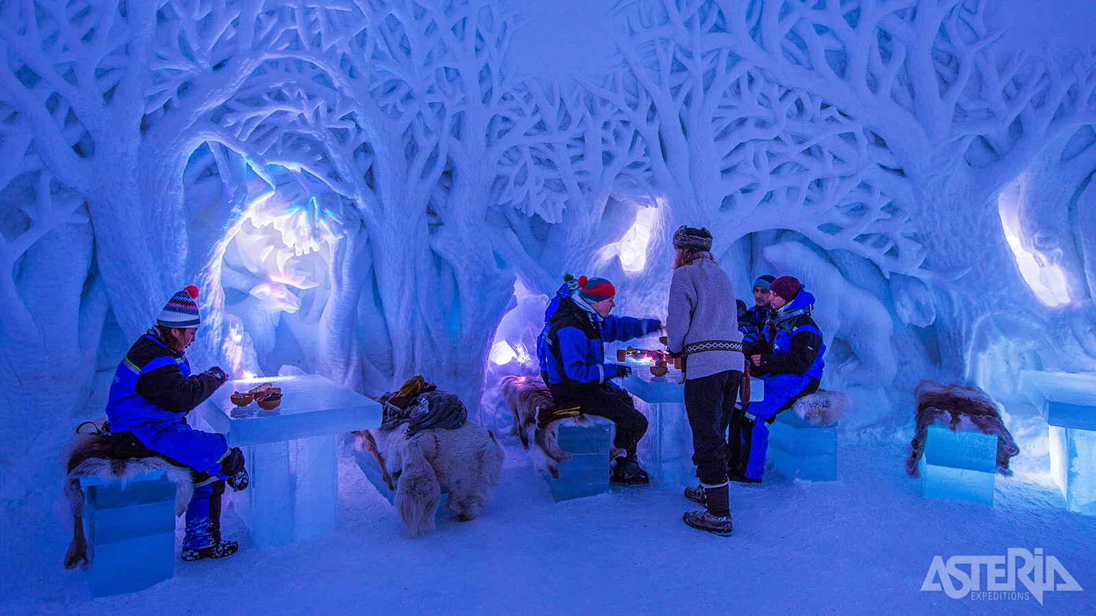 In Kirkenes kan je het Kirkenes SnowHotel bezoeken - Facultatief
