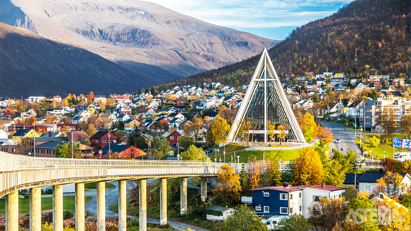 De fascinerende stad Tromsø is vooral gekend voor zijn Arctische kathedraal en diverse musea
