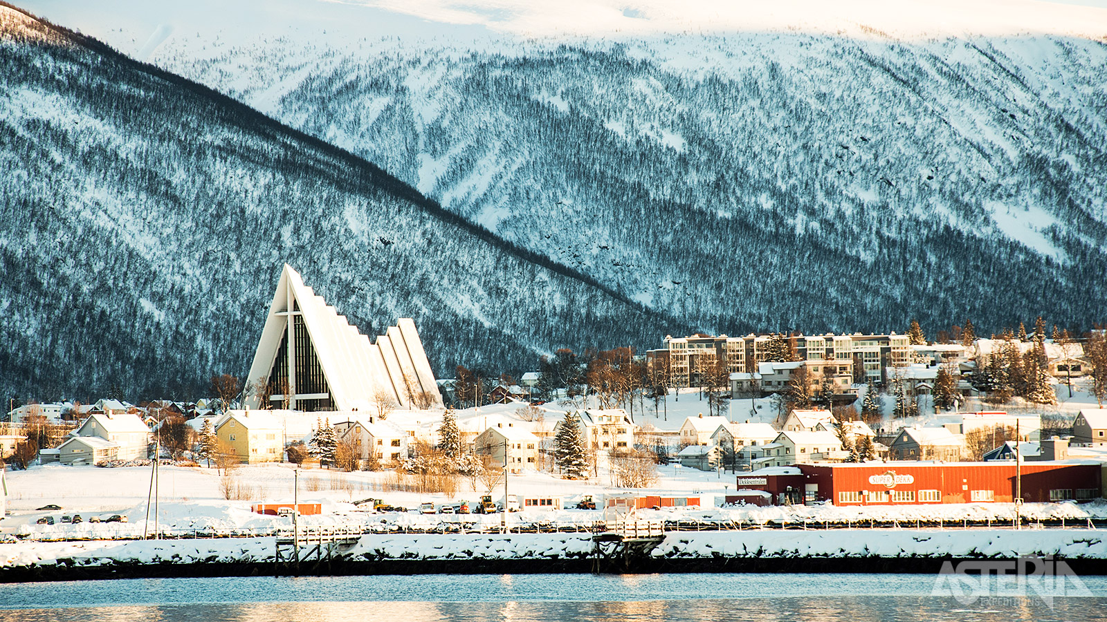 Tromsø - het Parijs van het Hoge Noorden - is vooral gekend voor zijn Arctische Kathedraal of gekend als IJszeekathedraal