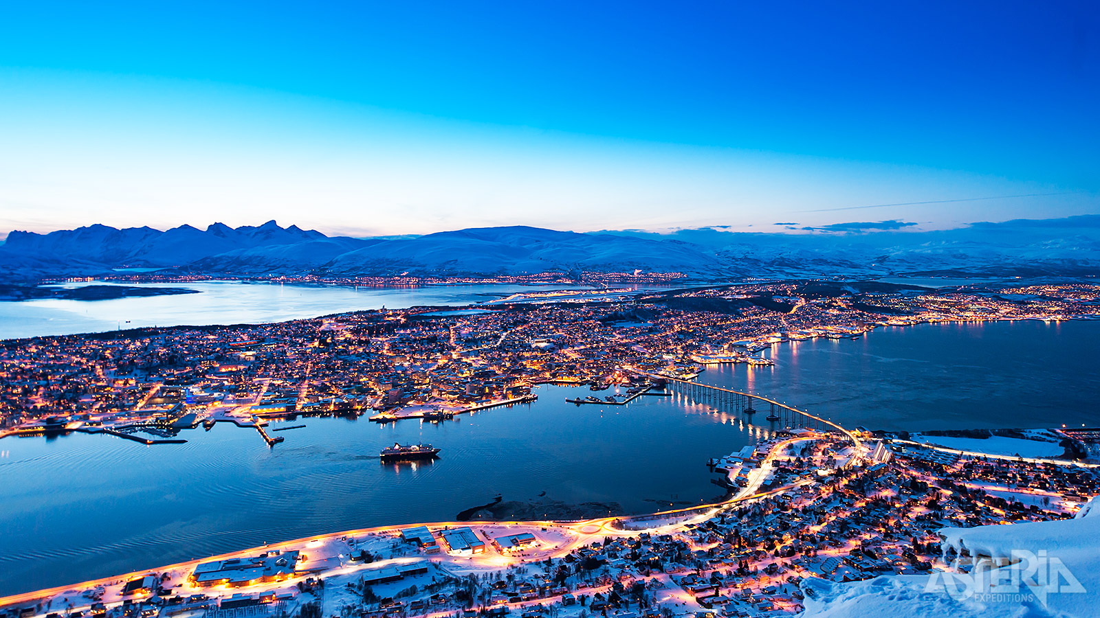 Hoewel Tromsø het jaar rond ongelooflijke natuur biedt, is de winter het hoogseizoen met het noorderlicht, walvissen en sneeuw