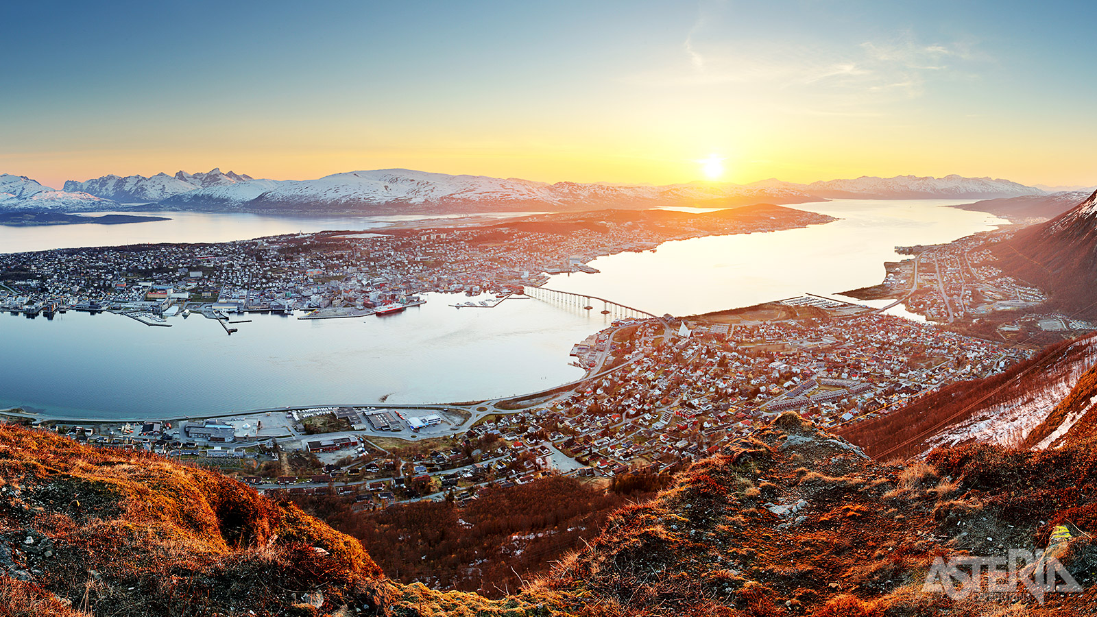 Tromsø ligt op het eiland Tromsøya en wordt omringd door majestueuze fjorden en bergen