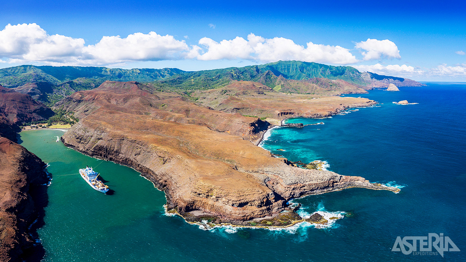 De Aranui 5 voert een indrukwekkend 180° maneuver uit in de magnifieke baai van Vaipae op Ua Huka