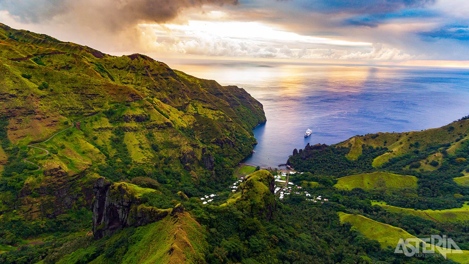 Reeds bij aankomst op Fatu Hiva voel je de magie van de bergachtige landschappen en de weelderige vegetatie