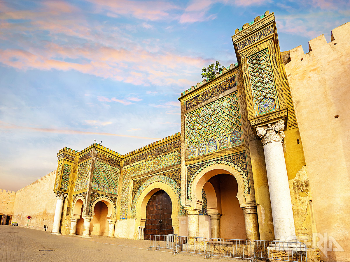 De Bab Mansour stadspoort in Meknes is versierd met complexe mozaïeken, geometrische patronen en prachtige kalligrafie
