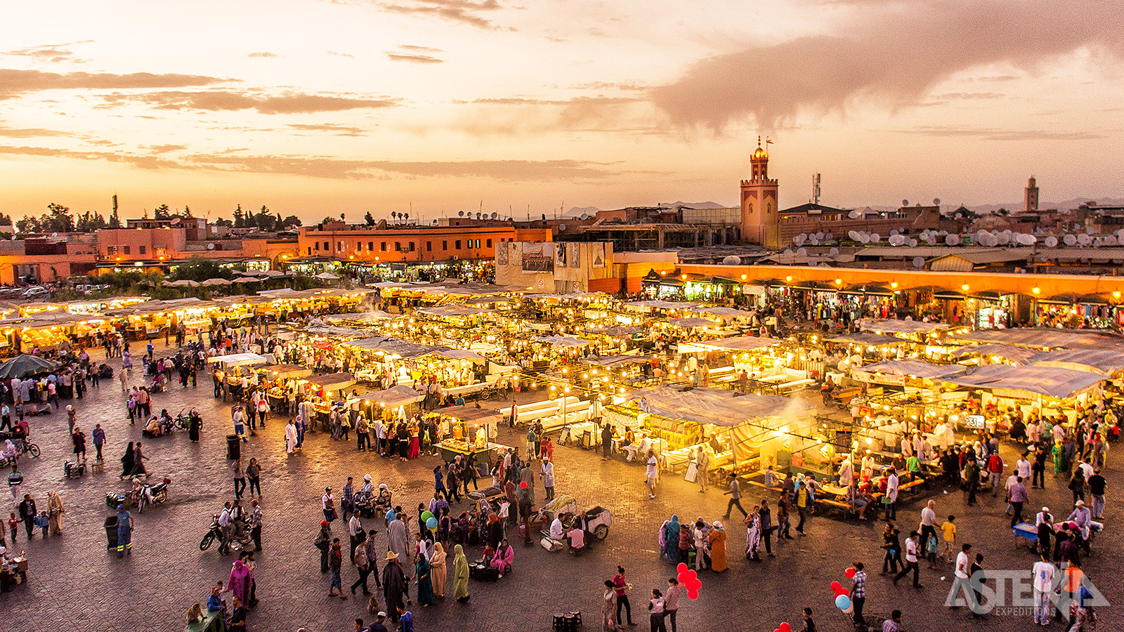 Djemaa El Fna verwijst naar ’bijeenkomst van de doden’, maar is al lang niet meer van toepassing op dit bruisend stukje Marrakech