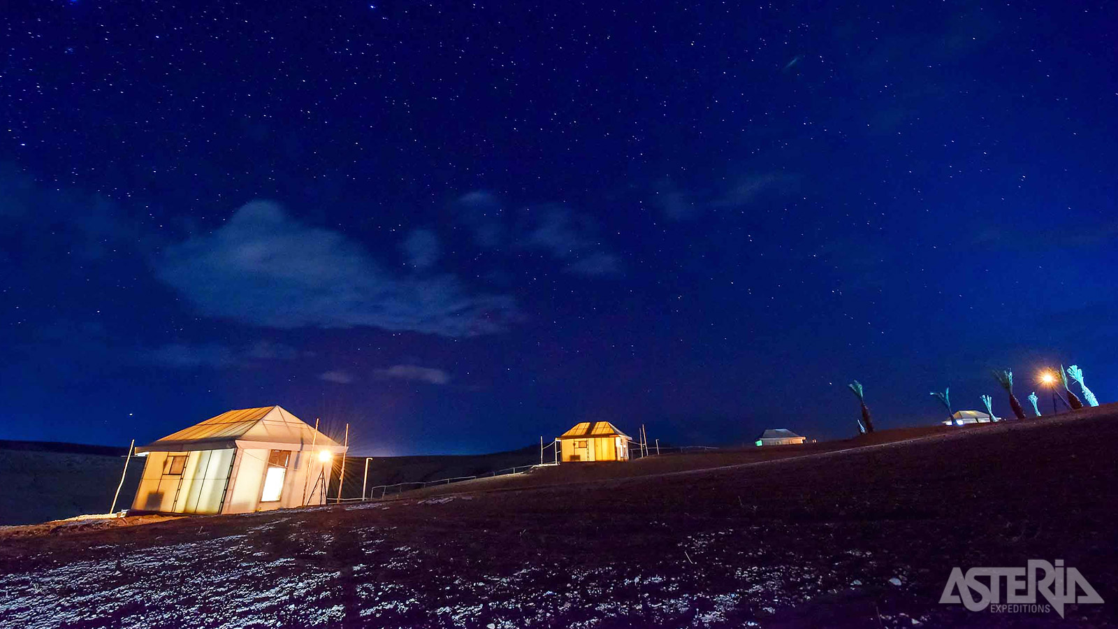 Het biedt een comfortabele glamping-ervaring midden in het indrukwekkende steenwoestijnlandschap van Agafay