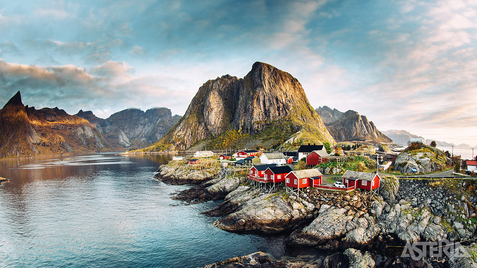 De Lofoten staan bekend om hun productieve viswateren, prachtige natuur en karakteristieke vissersdorpjes