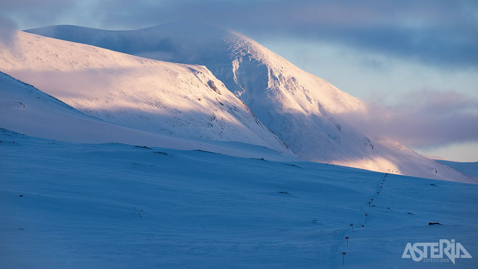 Langs besneeuwde heuvels, torenhoge dennenbossen en over bevroren rivieren...