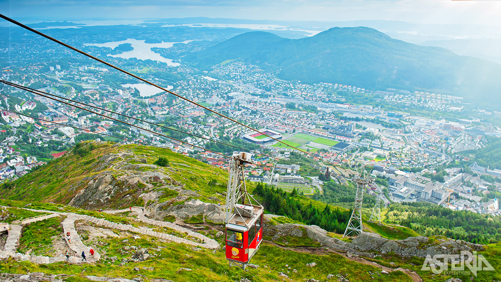 De Ulriken kabelbaan neemt je mee naar de hoogste van 7 bergen rond Bergen