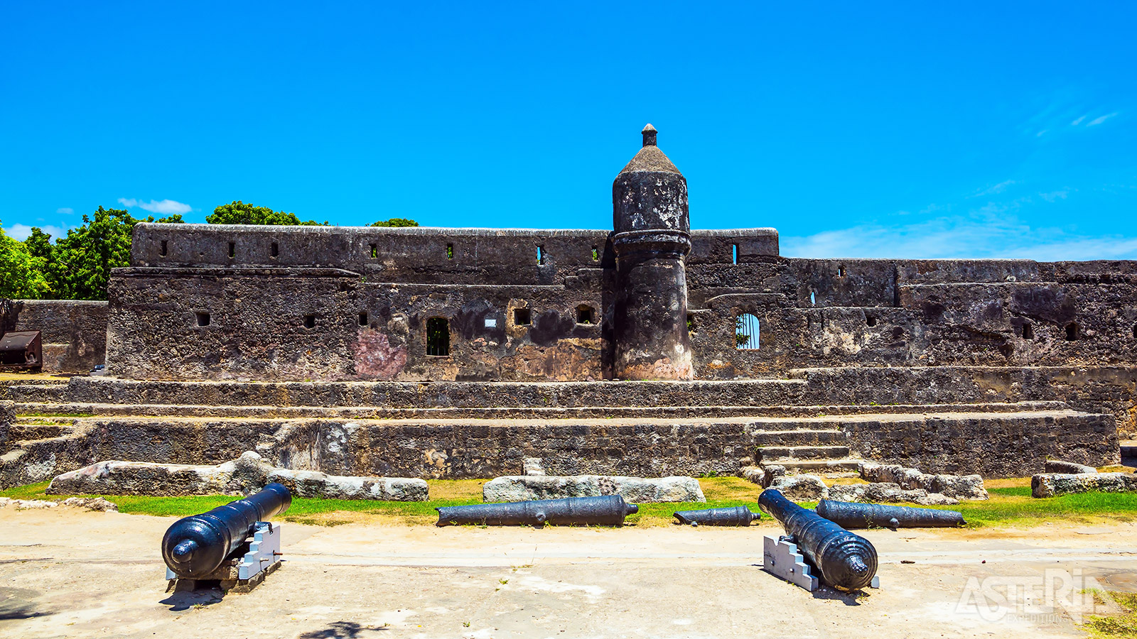In het historisch centrum van Mombasa zie je koloniale gebouwen, historische forten, moskeen en kleurrijke winkeltjes.