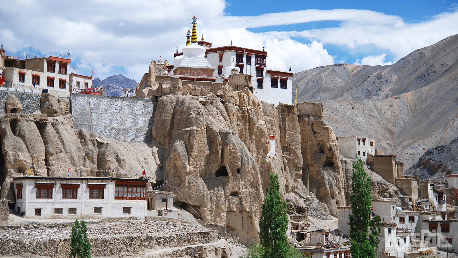 Vandaag is het Erdene Zuu een levend klooster waar je kan deelnemen aan gebedsrituelen en fluisterende offeringen