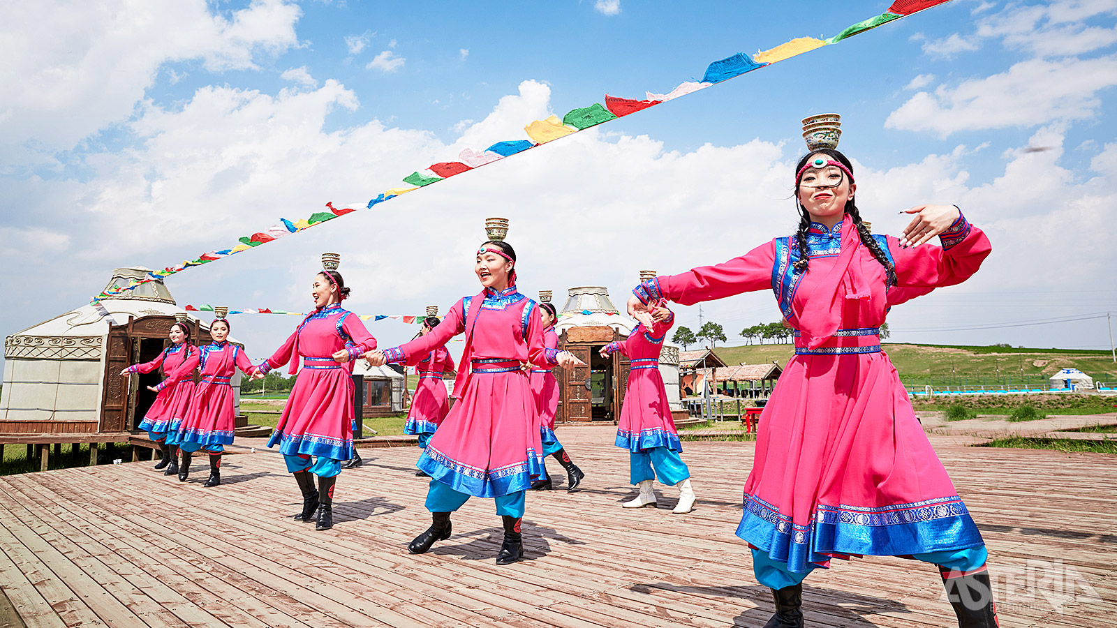 Een kleurrijk schouwspel waarin traditionele muziek, dans en precisie hand in hand gaan