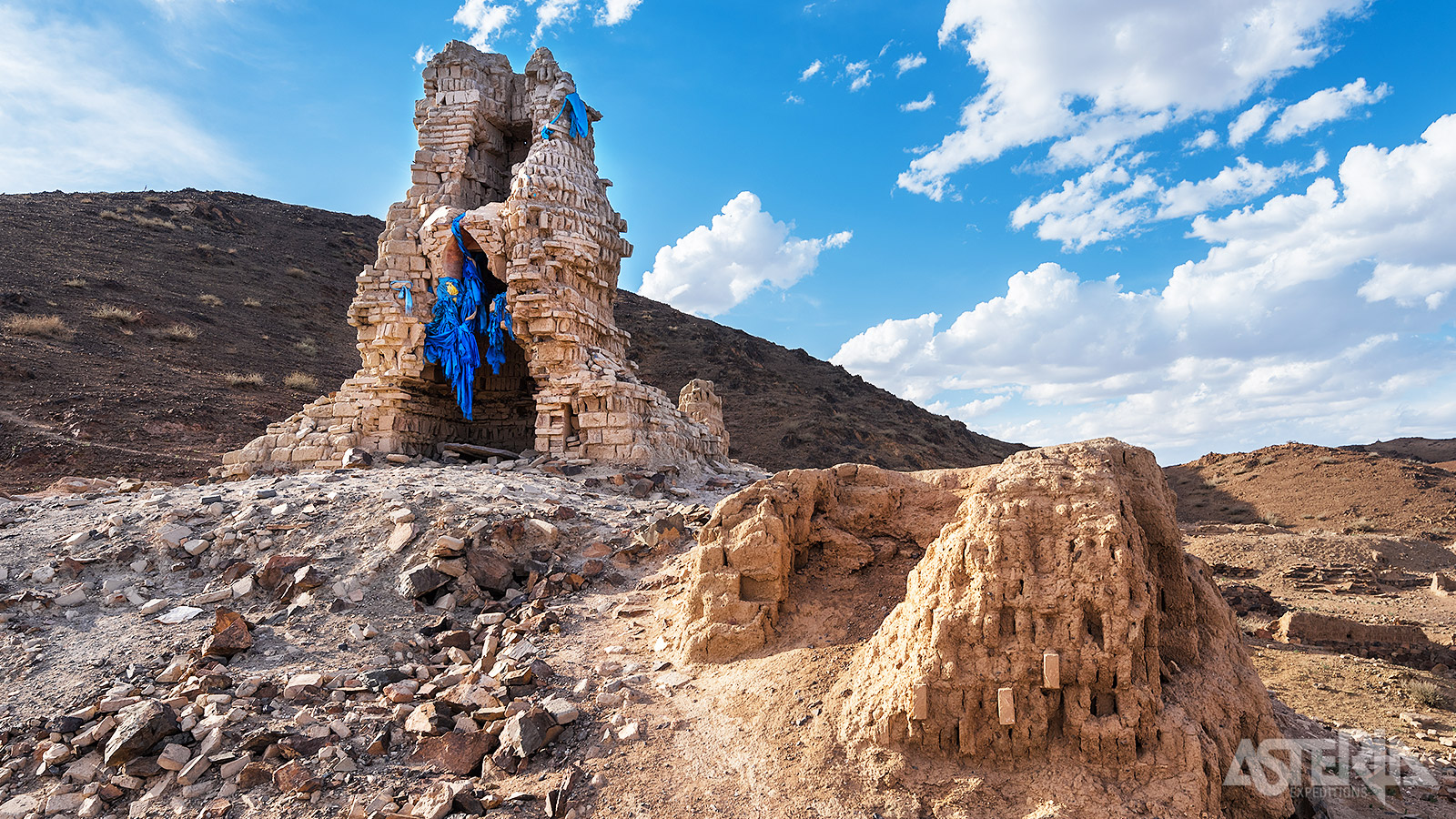De Ongi-kloosterruïnes zijn de restanten van een ooit machtig boeddhistisch complex in een serene vallei in centraal-Mongolië