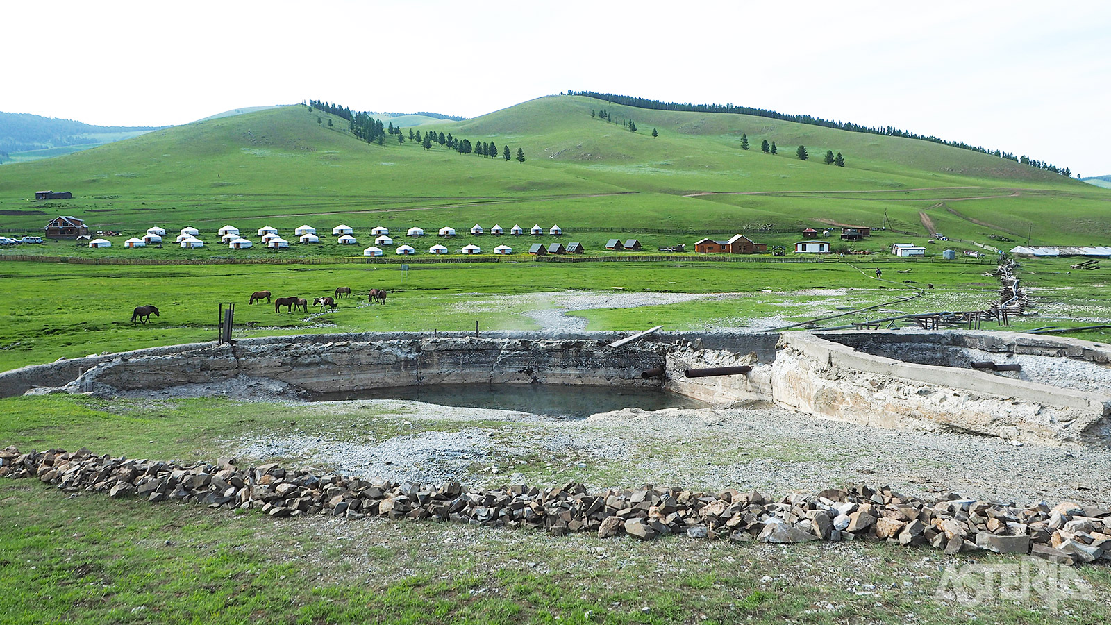 De Tsenkher-warmwaterbronnen, bekend om hun ontspannende geothermische baden te midden van het Mongoolse berglandschap
