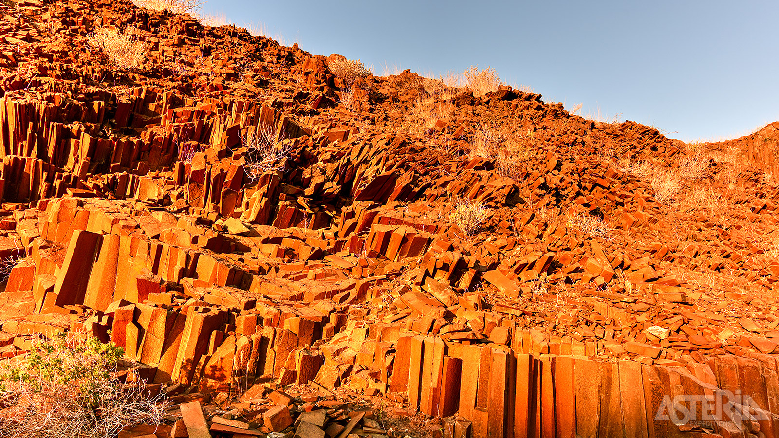 Vlak bij Twijfelfontein bevinden zich de zogenaamde 'Organ Pipes', verticale rotsformaties die meer dan 100 miljoen jaar geleden werden gevormd