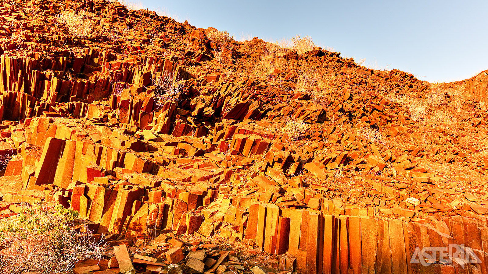 Organ Pipes bij Twyfelfonteineen, een geologische rotsformatie van 100m met talloze zeshoekige rotspijlers in oranje, bruine en gele tinten