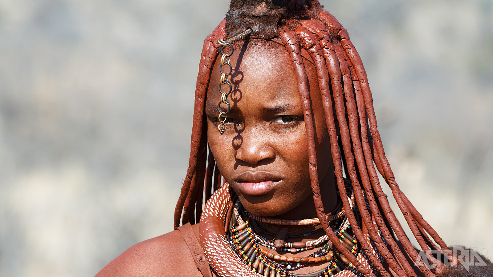 Himba-vrouwen wassen zich niet maar smeren zich in met ’Otjize’, een mengsel van geitenvet, kruiden en oker