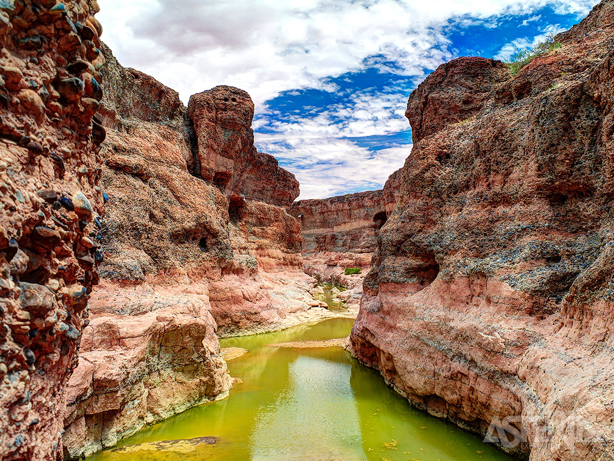 Sesriem Canyon is een smal ravijn van 30m diep waar je langs schitterende rotswanden wandelt