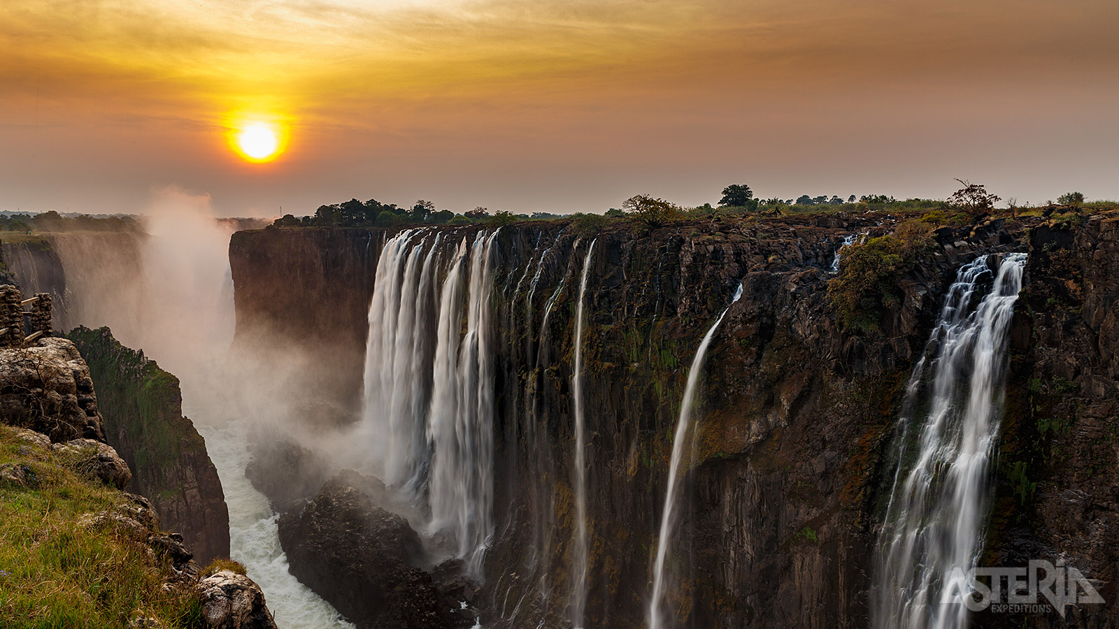 De Victoria-watervallen zijn de breedste van Afrika en vormen een watergordijn van 1.700m breed en 100m hoog