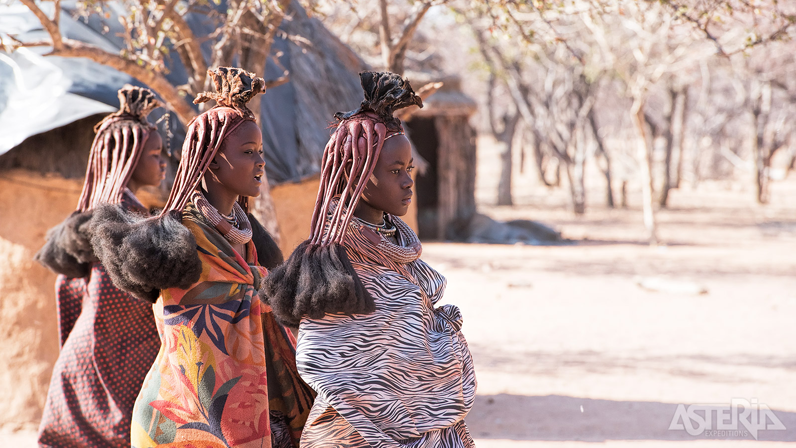 Himba-vrouwen smeren hun lichaam in met een combinatie van kruiden, geitenvet en oker