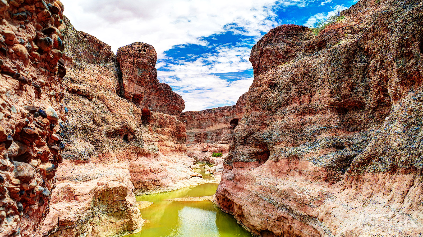Sesriem Canyon is een nauwe ravijn van zo’n 30m diep waar je langs schitterende rotswanden wandelt