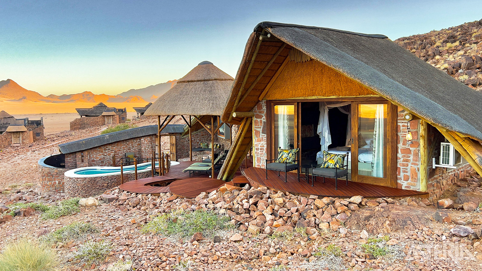 In Sossusvlei verblijf je 2 nachten in Desert Homestead The Outpost, pittoresk gelegen aan de voet van een berg, met indrukwekkend panorama