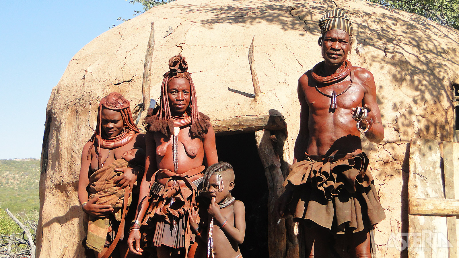 De Himba zijn een semi-nomadische etnische groep die voornamelijk in het noordwesten van Namibië leeft