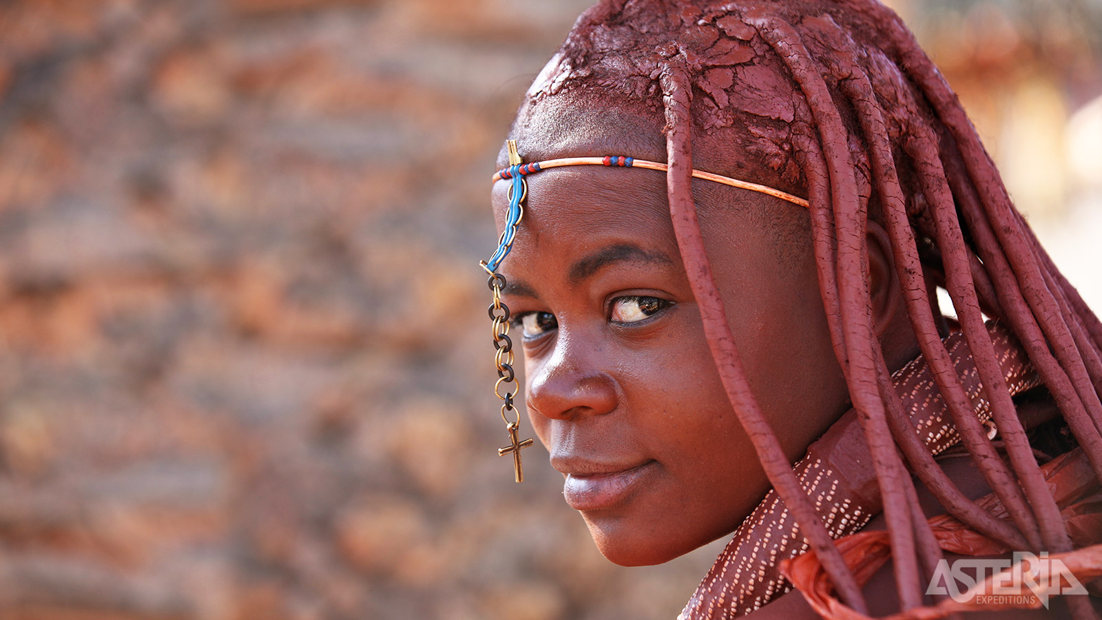 Himba-vrouwen staan bekend om hun uitgebreide kapsels en lichaamssieraden